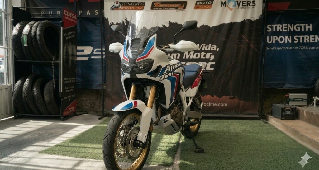 Honda CRF1100 Africa Twin (MT) 2025 vista principal en showroom